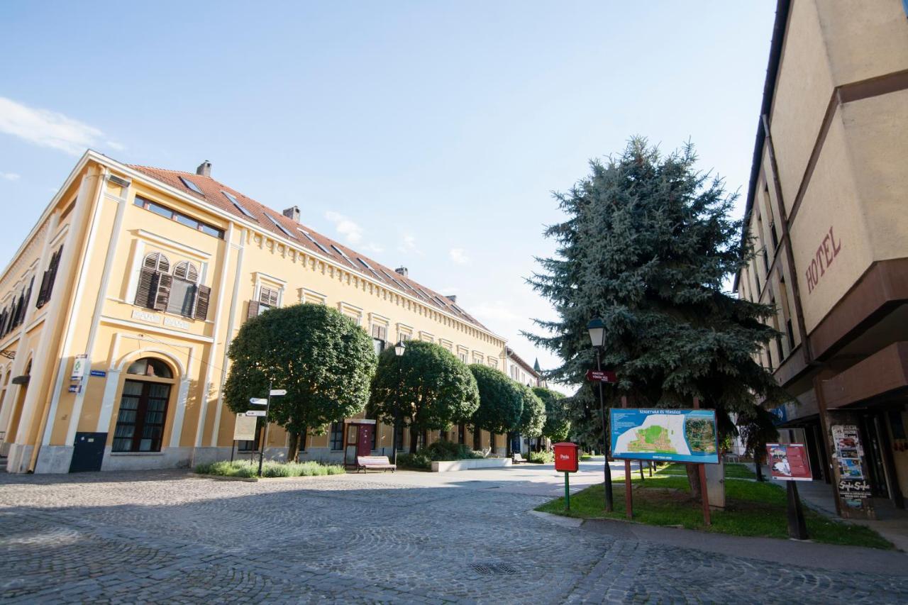 Hotel Oroszlan Szigetvár Exterior foto